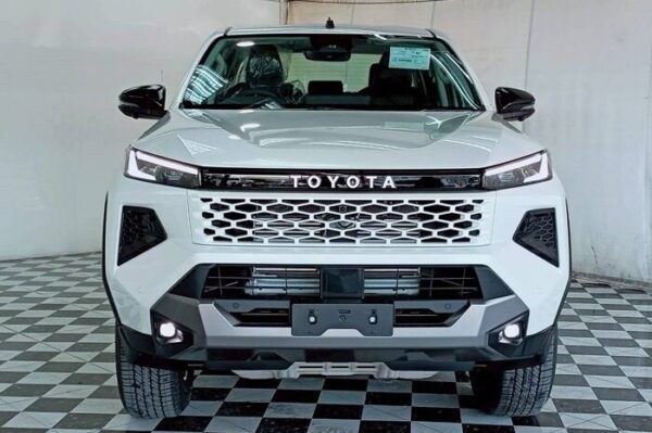 Toyota Hilux - White - $ 35,000